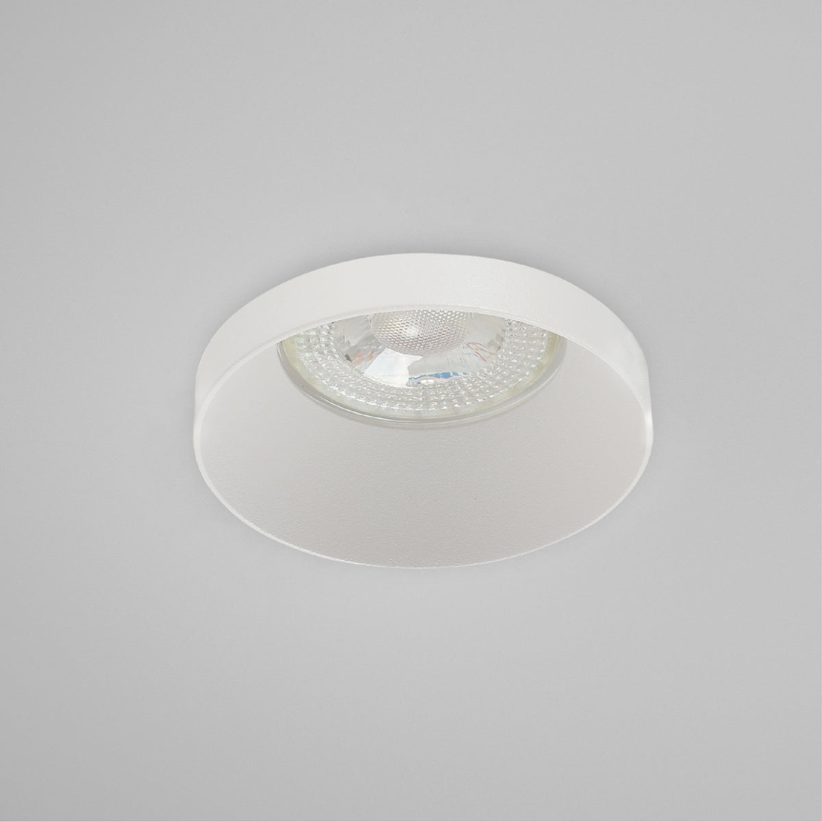 Downlight empotrado moderno GU10 de aluminio en una sala de estar contemporánea, ideal para iluminación sutil y elegante.