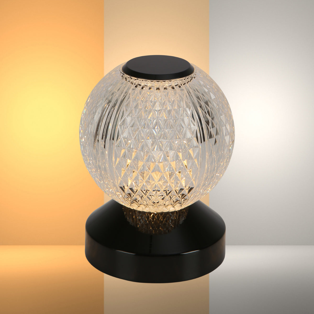 Lámpara LED esférica recargable ideal para salas modernas, aportando un toque contemporáneo y funcional en la decoración.