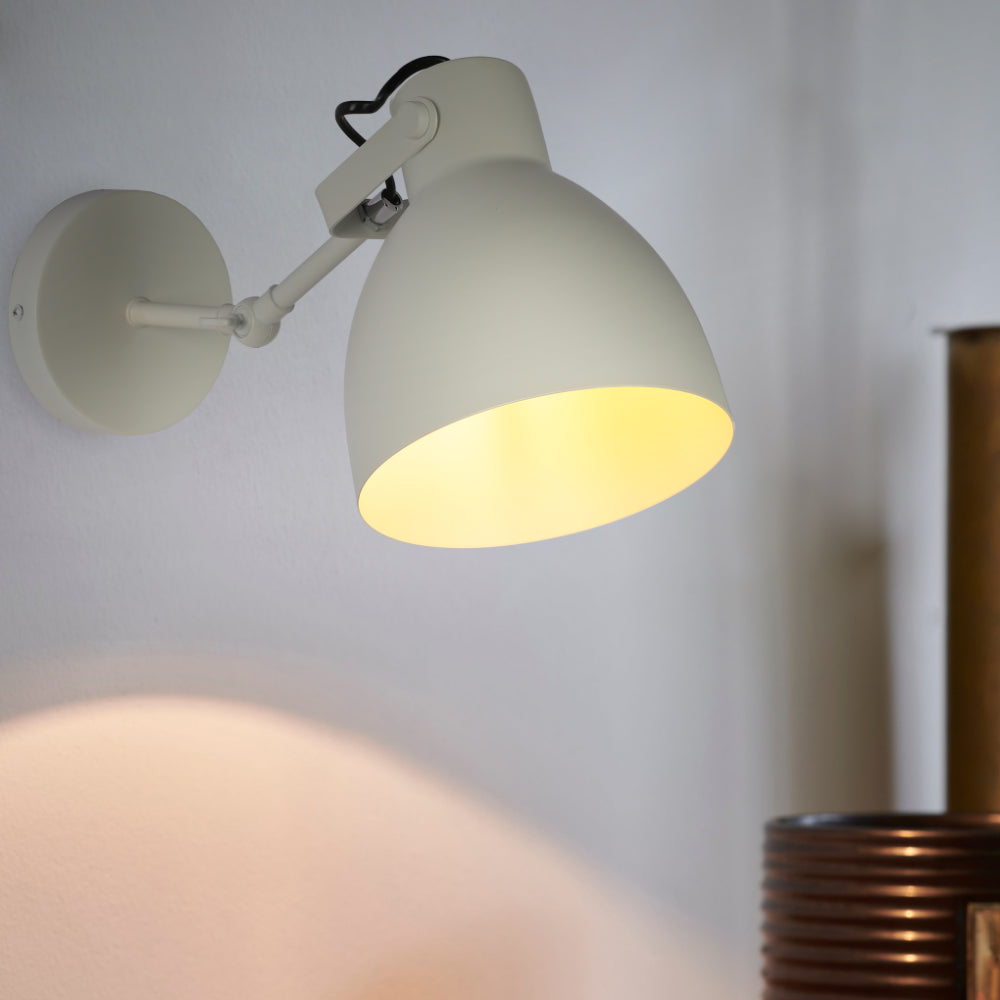 Luz de pared nórdica ajustable, ideal para salas de estar modernas, destacando su diseño elegante y funcionalidad.