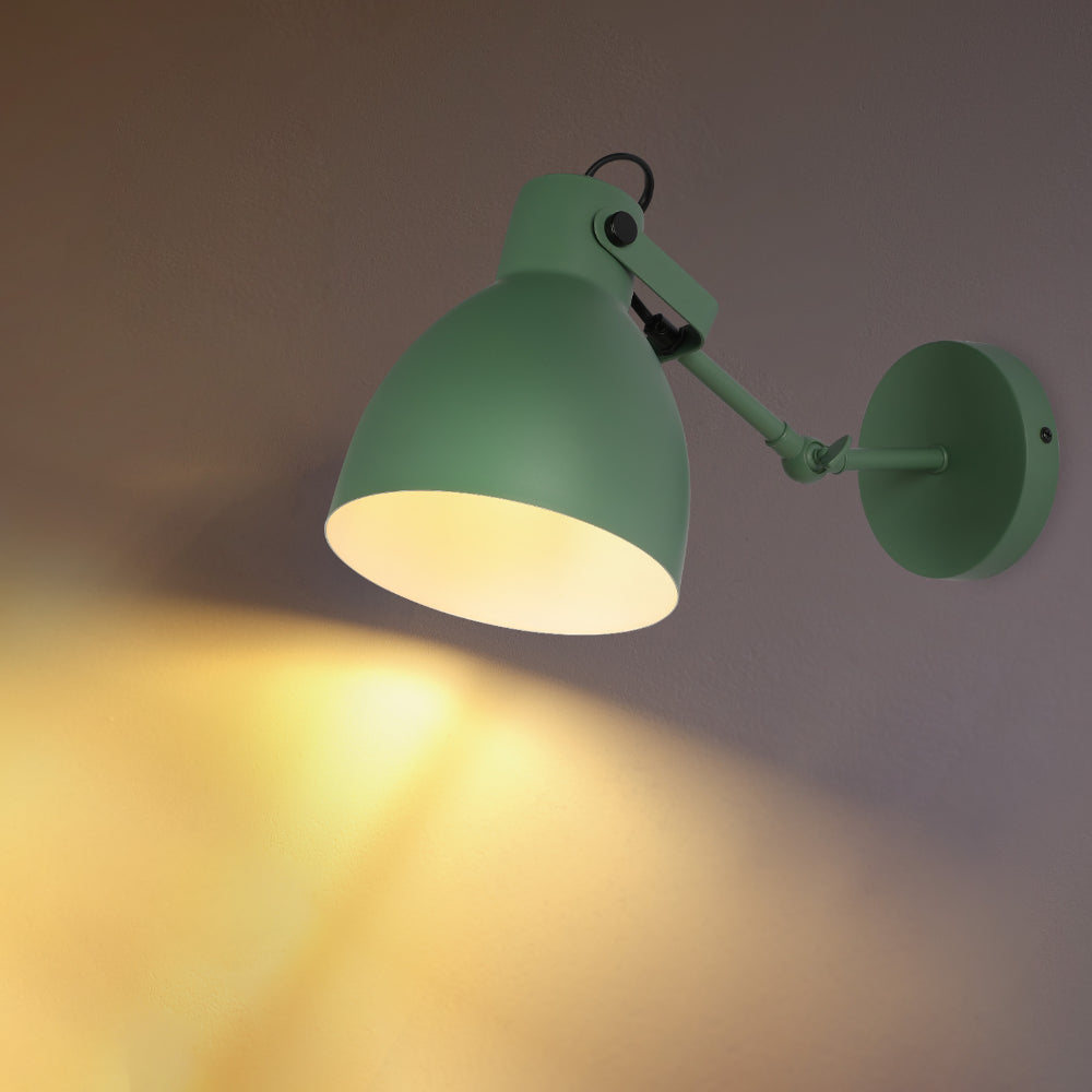Luz de pared ajustable estilo nórdico, ideal para sala de estar o estudio con decoración moderna y minimalista.