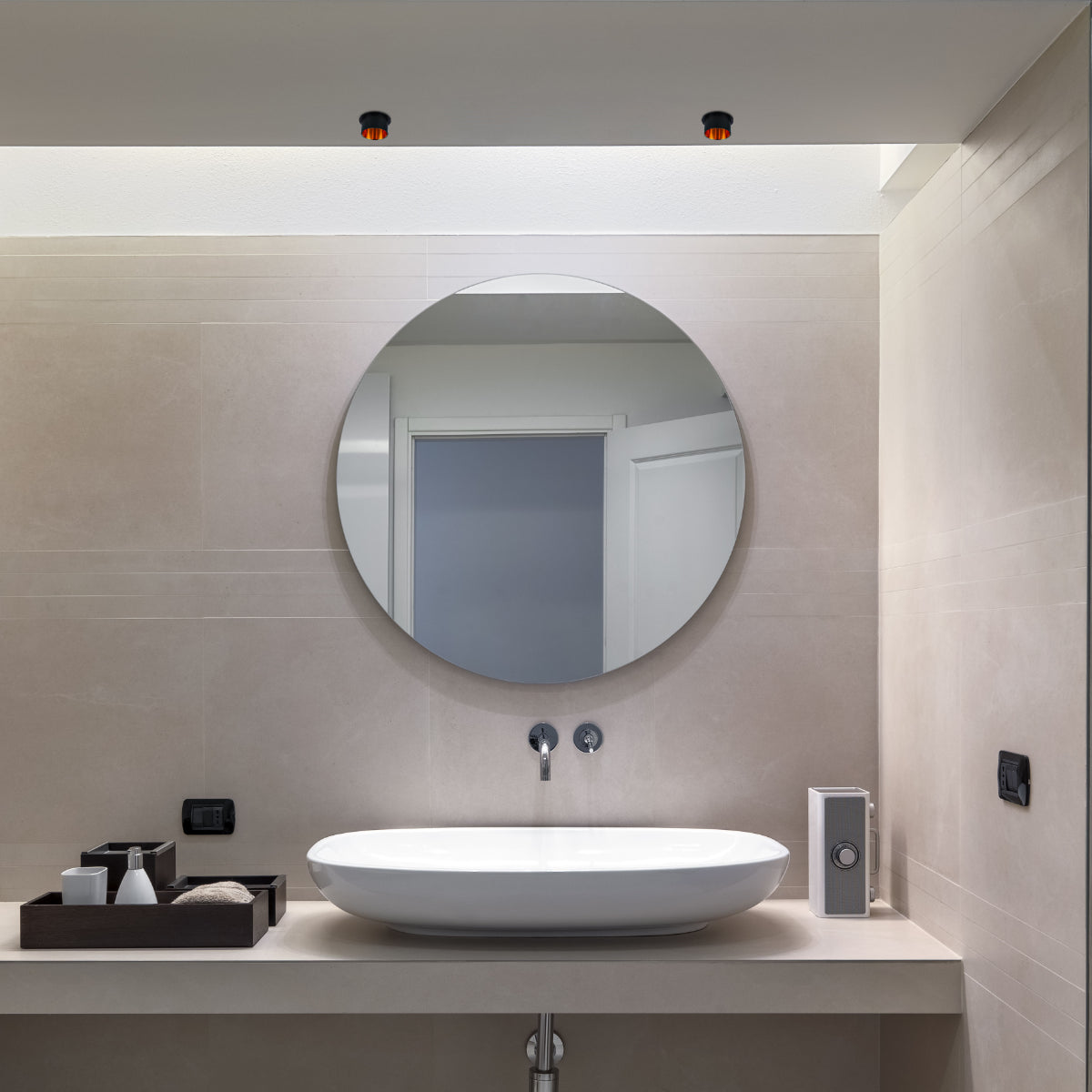 Foco empotrado de aluminio con acentos de cobre, ideal para iluminación moderna en salas de estar y comedores elegantes.