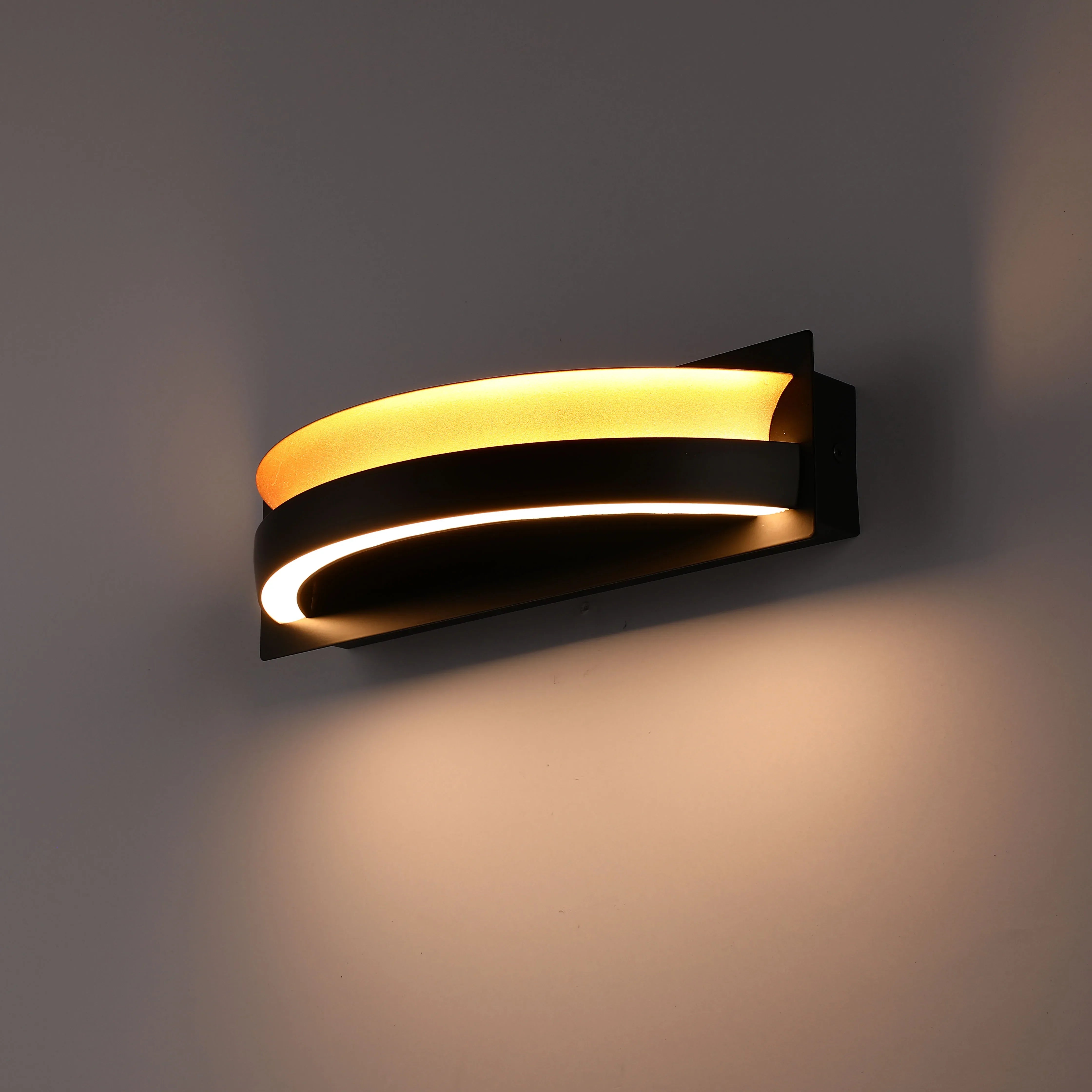 Aplique de Pared Semicircular en Capas Dorado y Negro