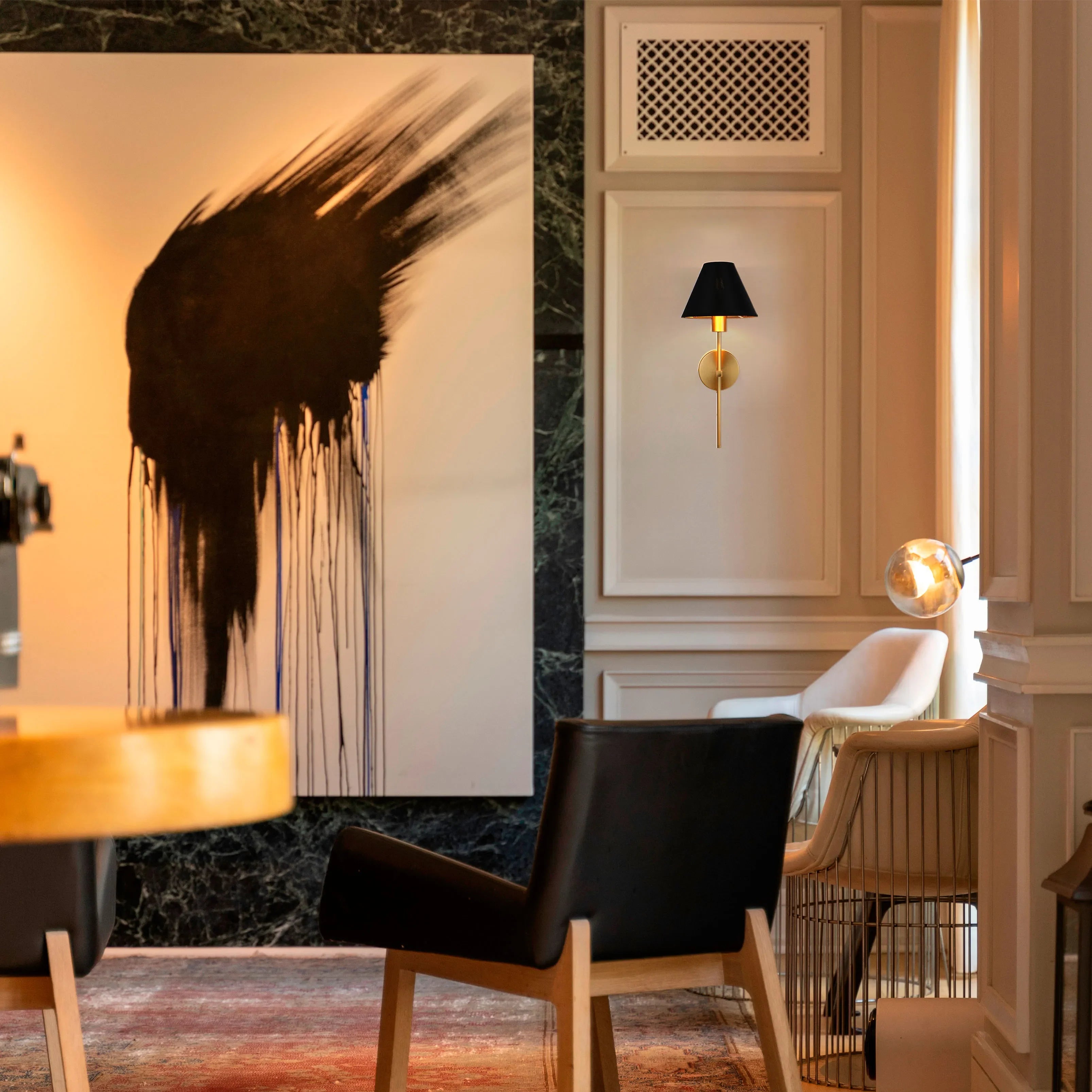 Lámpara de pared cónica dorada con crema y negro, con cadena de tiro