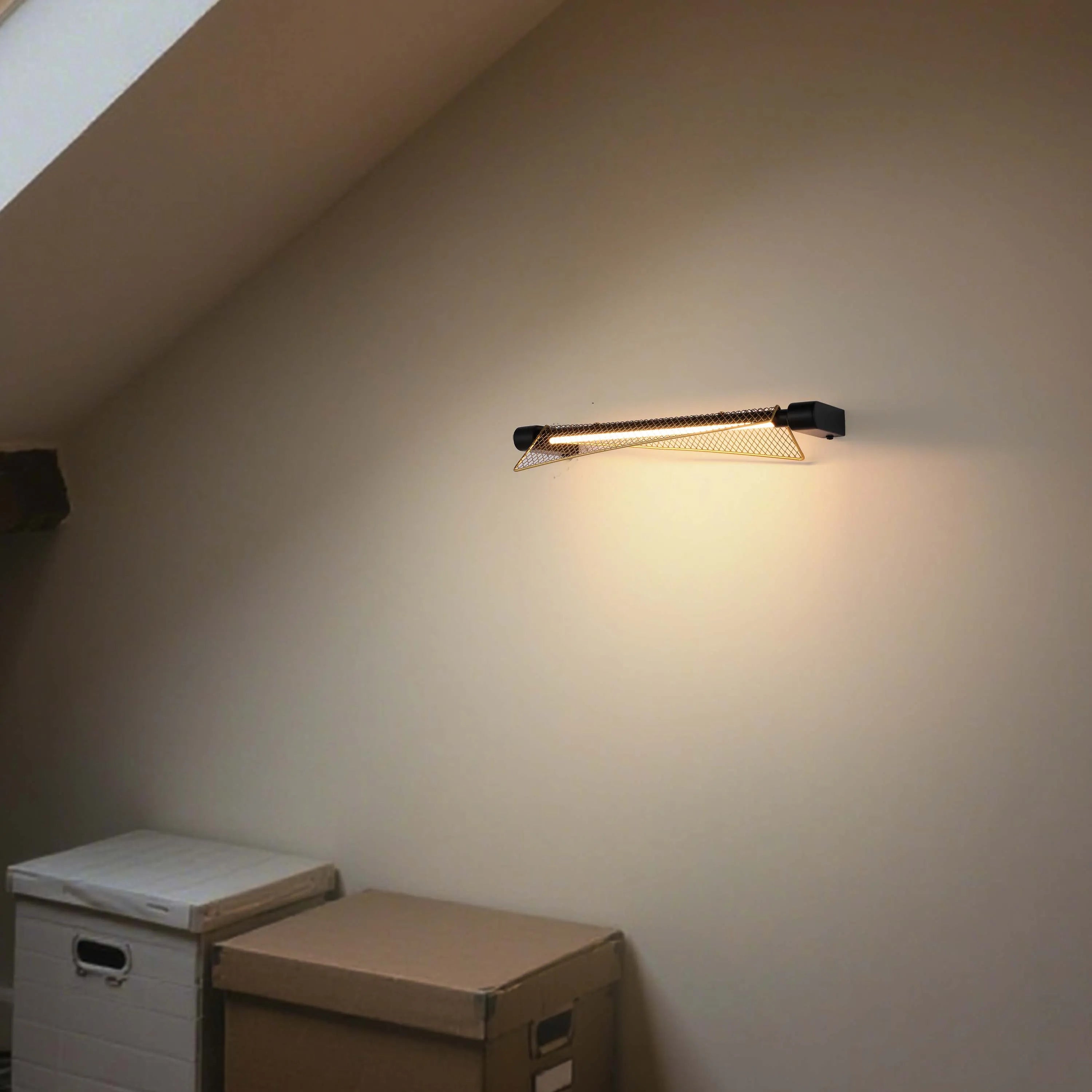 Lámpara de pared dorada con diseño cruzado – 390 mm de ancho, LED integrado de 6W, 3000K luz blanca cálida