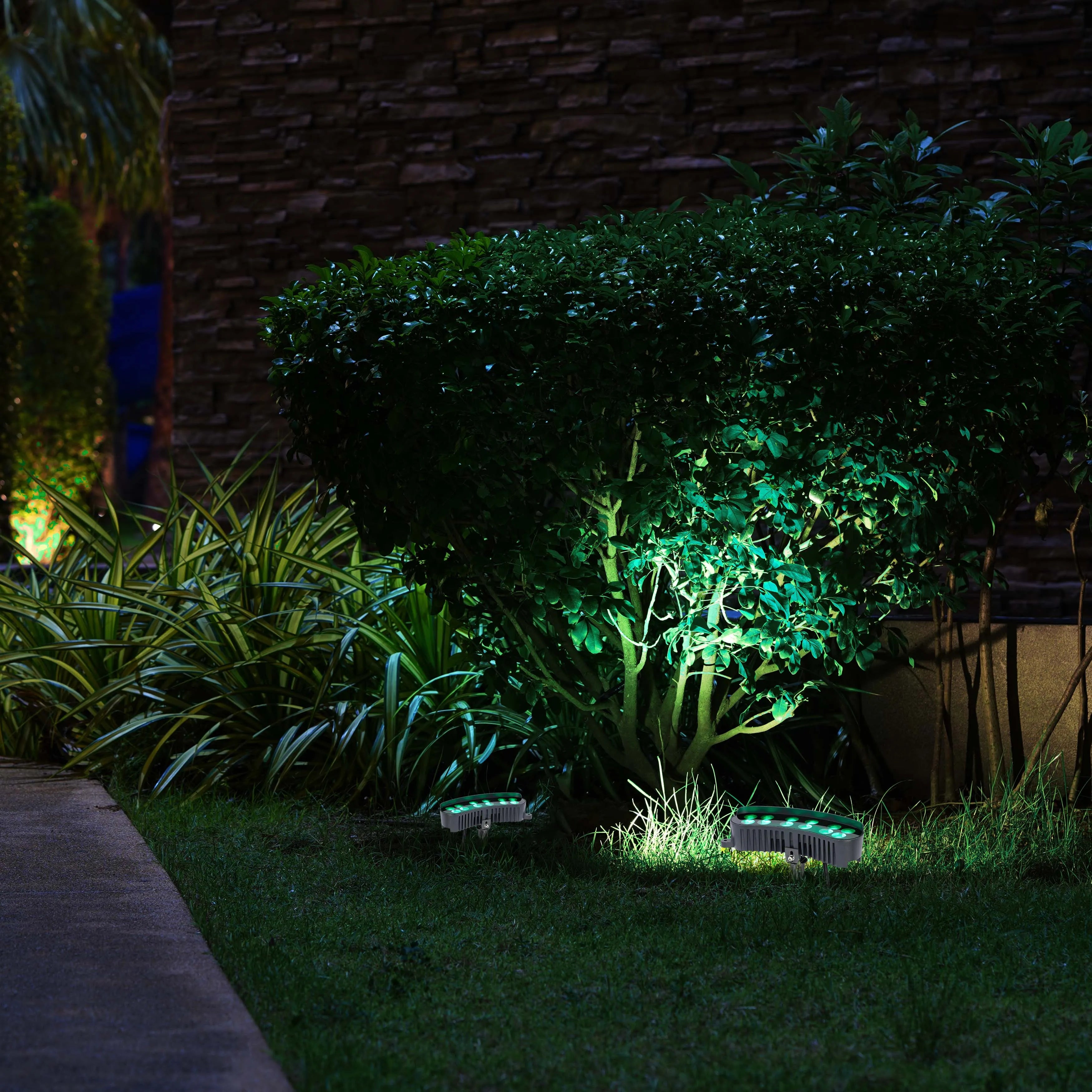 Proyector LED rectangular curvo gris con estaca para tierra