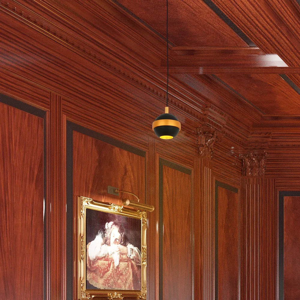 El elegante colgante con acentos dorados ilumina una cocina moderna, realzando su decoración elegante con luz blanca cálida.