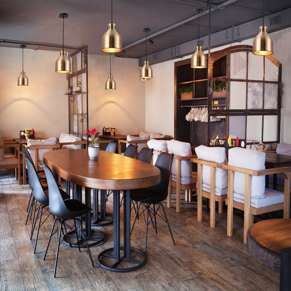 Lámpara colgante de cúpula contemporánea en uso sobre una mesa de comedor en un ambiente moderno y elegante.