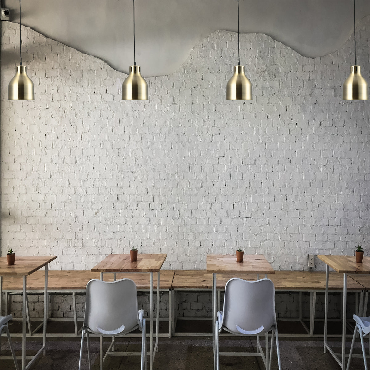 Lámpara colgante de cúpula contemporánea sobre una mesa en un ambiente moderno, ideal para comedores y cocinas elegantes.