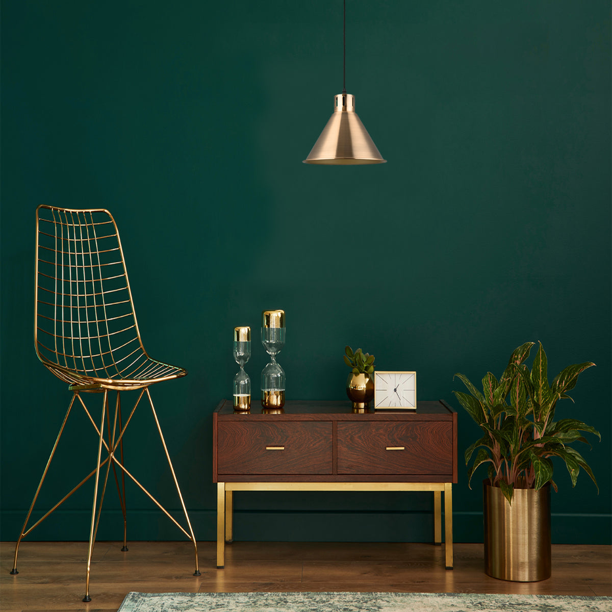 Lámpara colgante cónica industrial sobre una mesa en un comedor moderno, perfecta para crear un ambiente acogedor y estilizado.