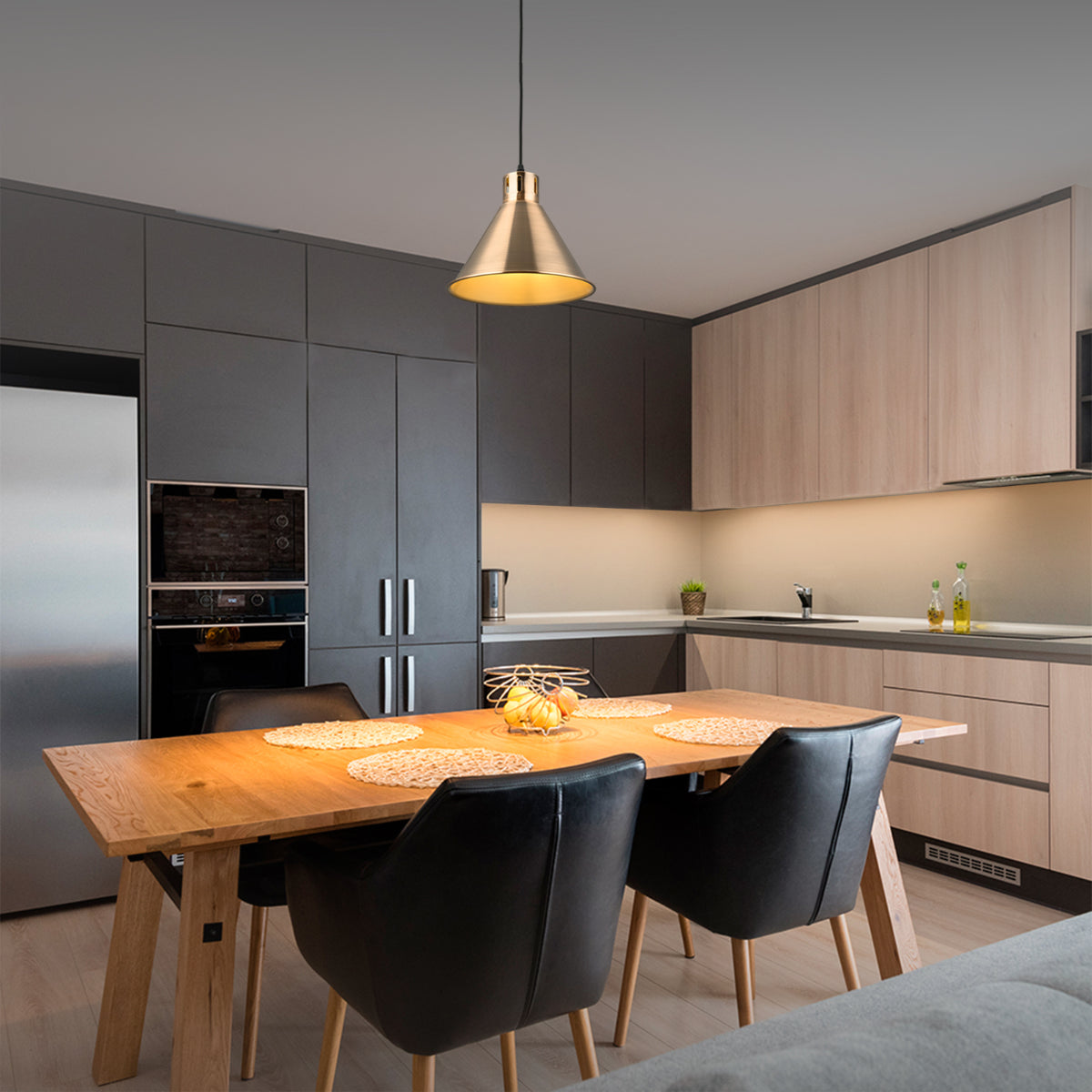 Lámpara colgante cónica industrial en una cocina moderna, perfecta para iluminación funcional y estilo contemporáneo.