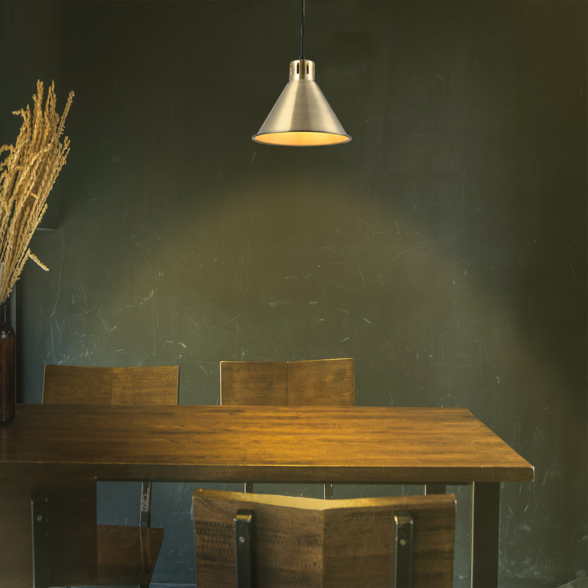 Luz colgante de cono industrial en una cocina moderna, añadiendo un toque elegante y funcional al espacio.