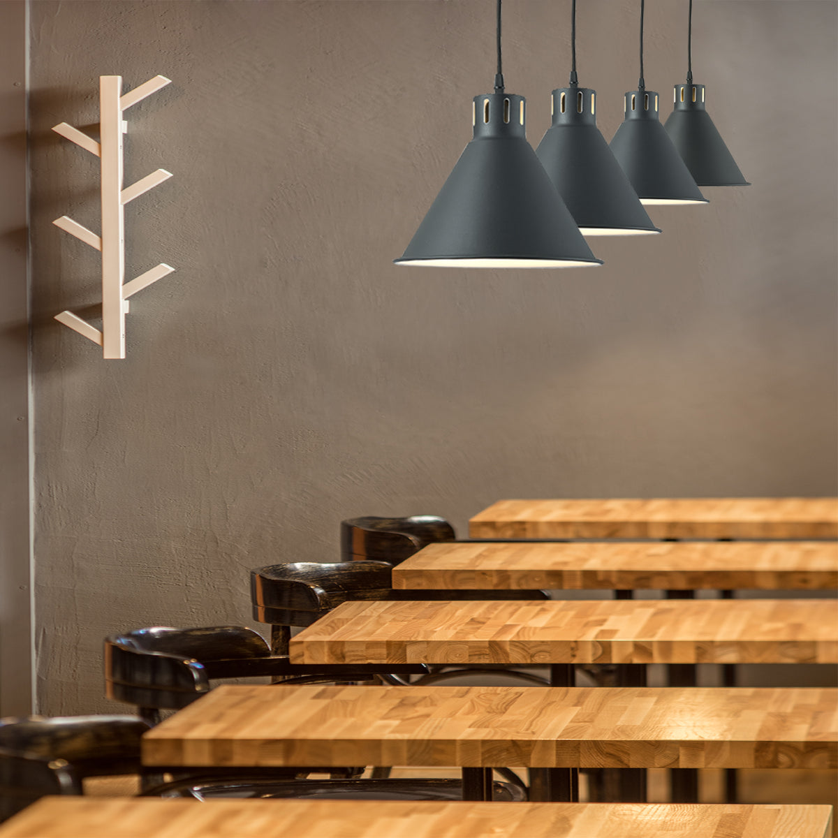 Luz colgante con diseño cónico industrial, perfecta para iluminar cocinas modernas y comedores contemporáneos.
