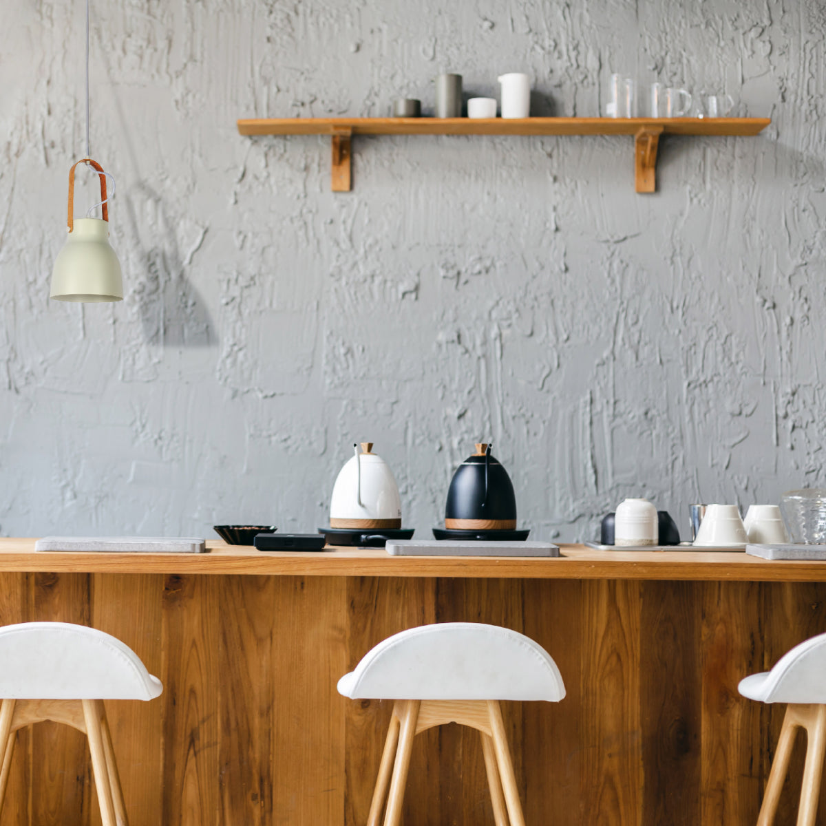 Lámpara colgante de diseño nórdico en una cocina moderna, ideal para iluminar espacios acogedores y contemporáneos.