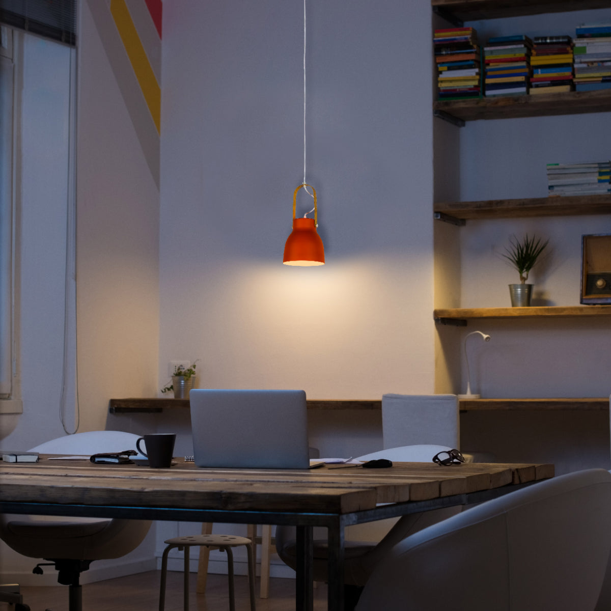 Lámpara colgante cónica nórdica versátil, ideal para comedores con decoración minimalista y moderna, aportando elegancia y estilo.