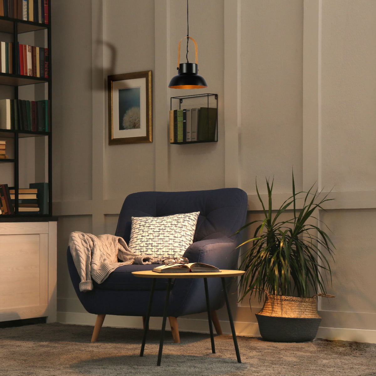 Lámpara colgante cónica Narvik en una sala de estar nórdica, combinando diseño elegante con funcionalidad moderna.