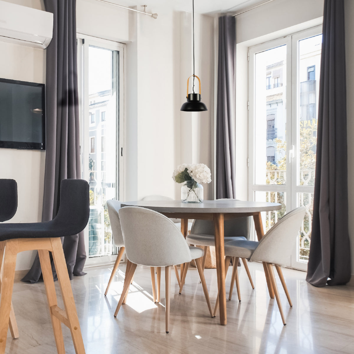 Lámpara colgante cónica nórdica de estilo versátil, perfecta para iluminar cocinas y comedores con decoración moderna.