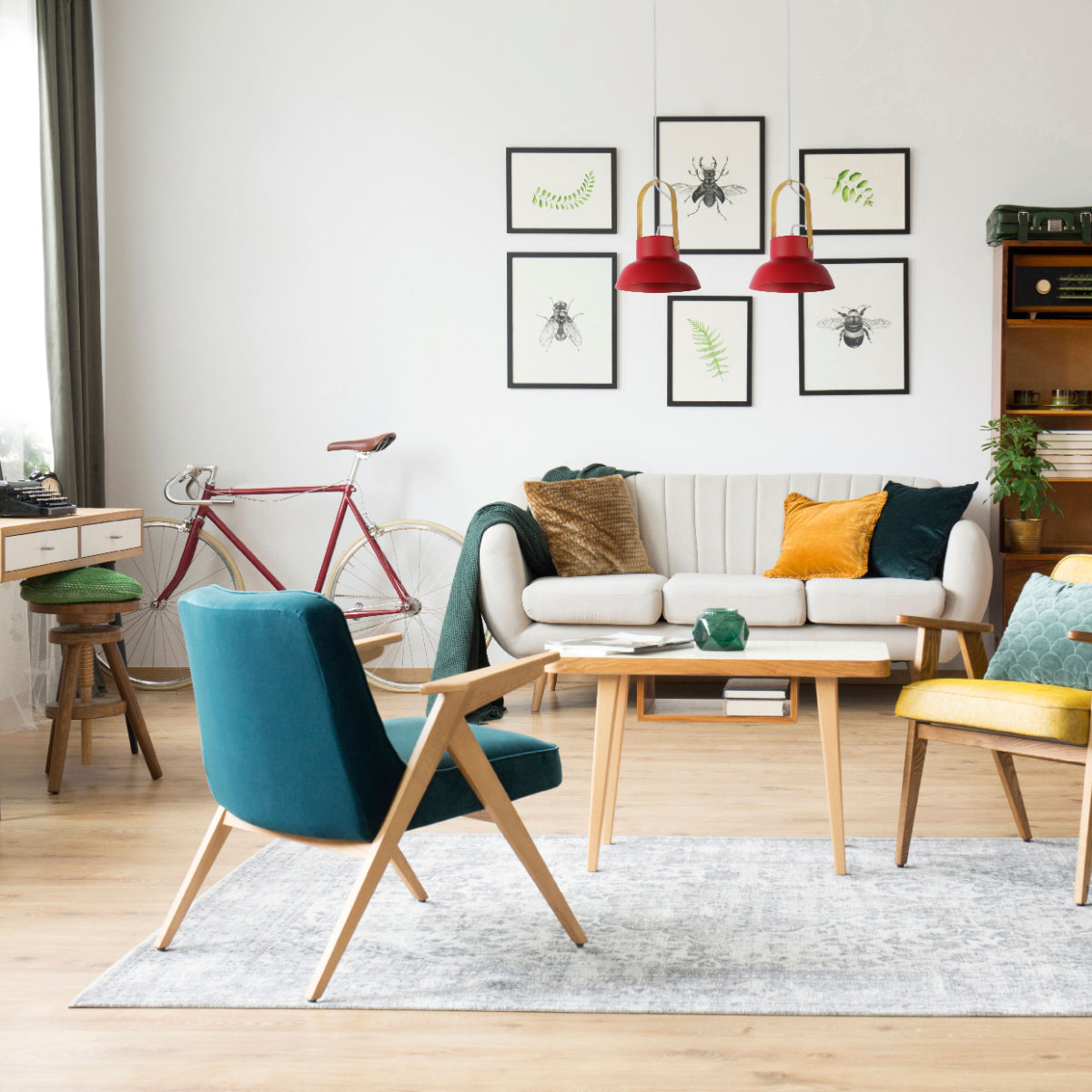 Lámpara colgante estilo nórdico en un comedor moderno, ideal para crear una atmósfera acogedora y elegante.