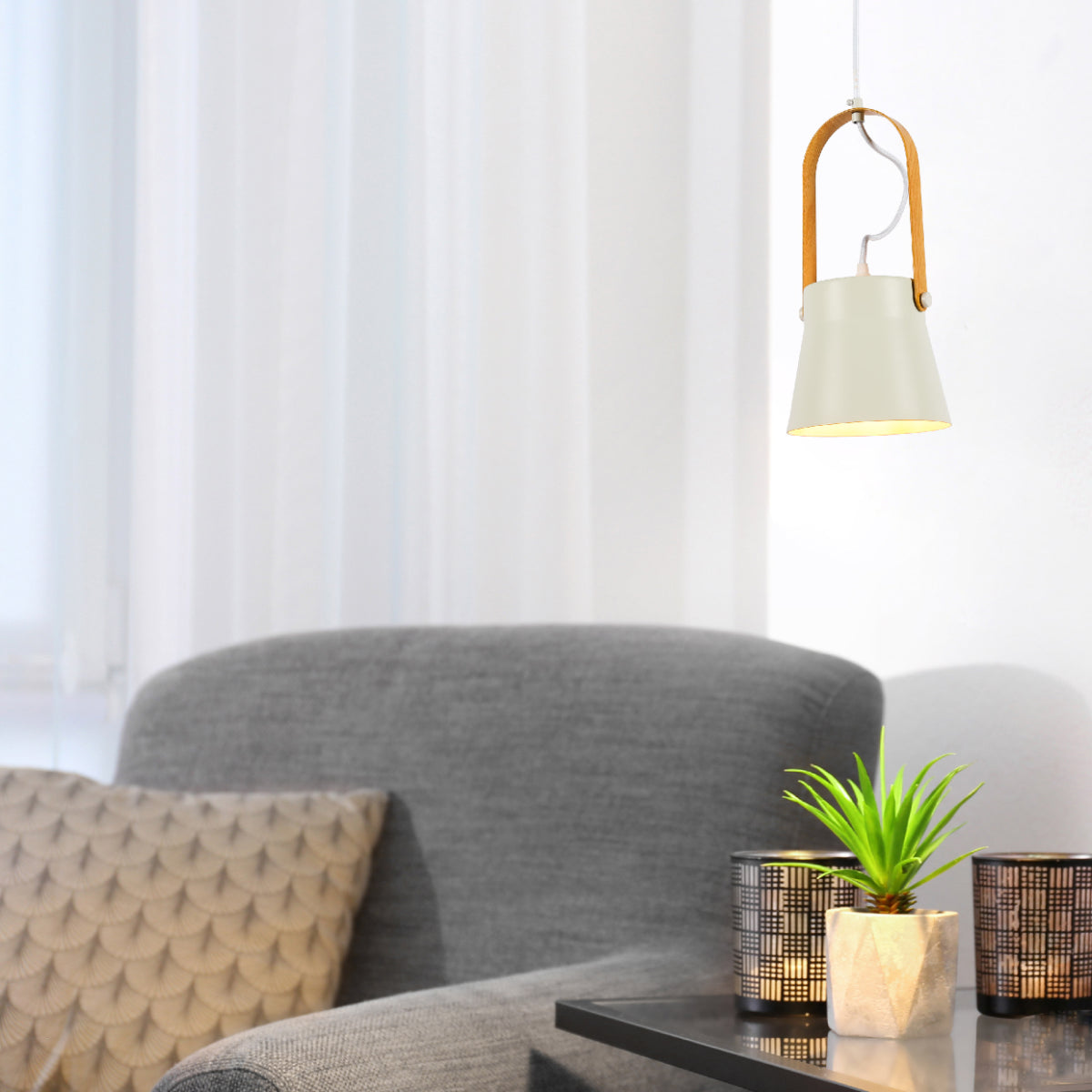 Lámpara colgante en forma de cono, ideal para comedores con decoración nórdica, aportando un estilo moderno y elegante.