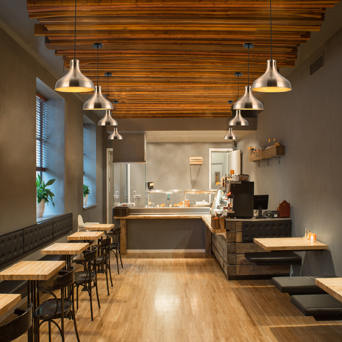 Lámpara colgante de dome de cebolla en comedor rústico, ideal para iluminar con estilo y elegancia.