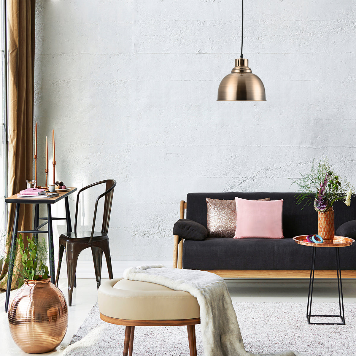 Lámpara colgante de dome clásica en un comedor moderno, aporta elegancia con su diseño atemporal y acabados de calidad.