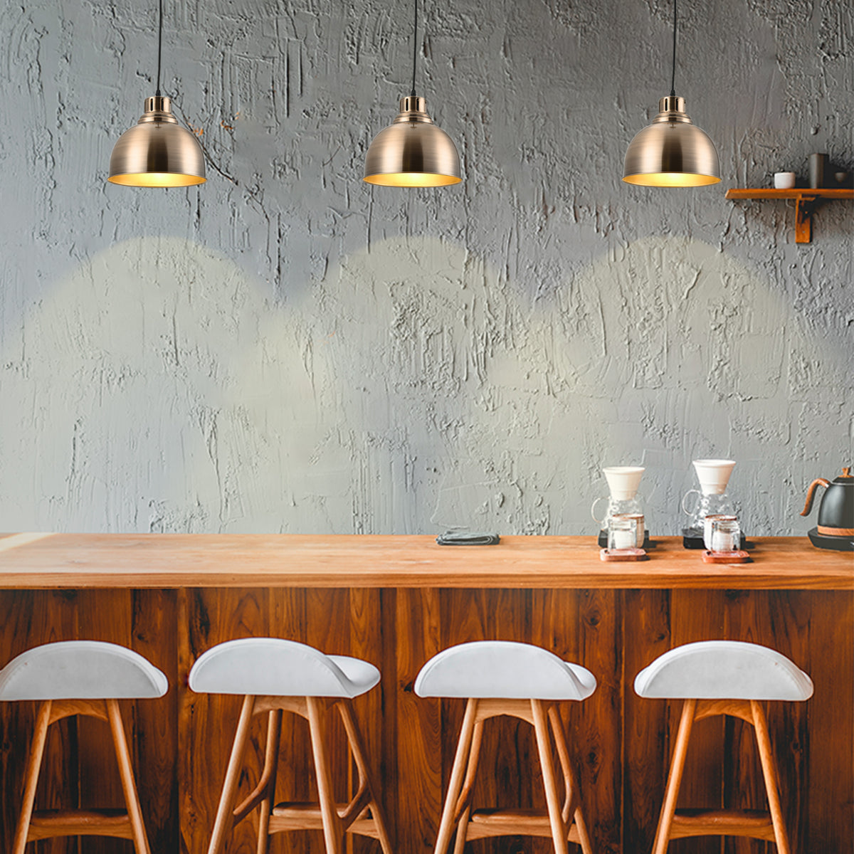 Lámpara colgante de cúpula clásica en un comedor elegante, perfecta para realzar decoraciones modernas y acogedoras.