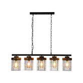 Lámpara colgante industrial de jaula rectangular con cinco pantallas, perfecta para comedores con estilo rústico moderno y acentos de madera.