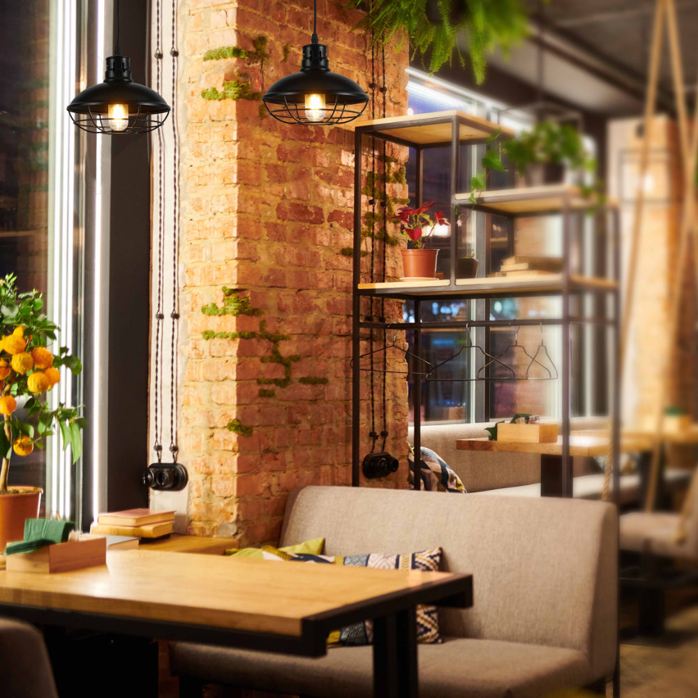 Lámpara de techo tipo industrial con diseño de jaula, perfecta para salones o cocinas con decoración moderna y atmosférica.
