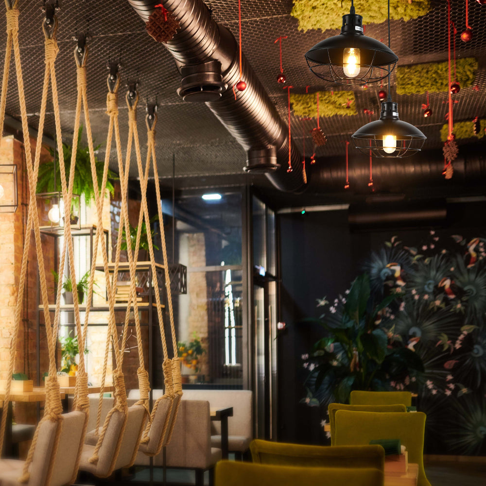 Lámpara colgante de techo industrial en estilo fábrica, ideal para comedores o oficinas con decoración moderna y acogedora.