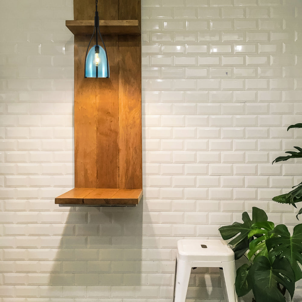 Imagen de una lámpara colgante de vidrio con forma de campana, perfecta para cocinas en estilo rústico y contemporáneo.