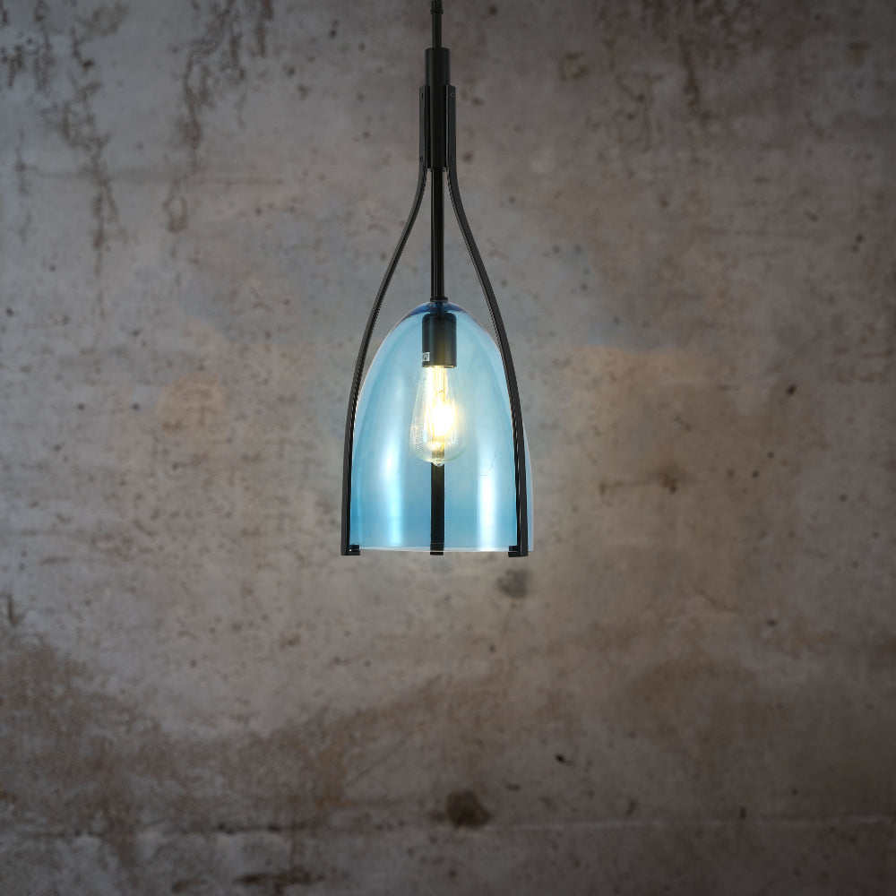 Lámpara colgante de cristal en forma de campana, perfecta para cocinas con estilo industrial y decoración moderna.