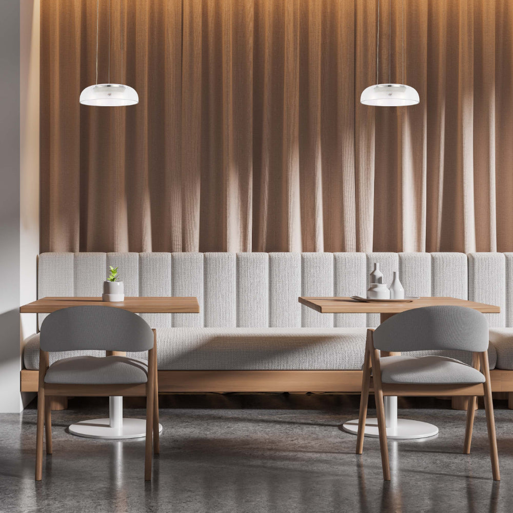 Lámpara colgante de vidrio moderno y minimalista en cromo, perfecta para espacios contemporáneos como comedores o salas de estar.
