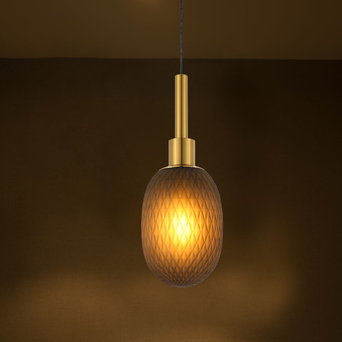 Luz colgante elipsoidal opalescente con detalles dorados, ideal para comedores de estilo contemporáneo, creando un ambiente elegante.