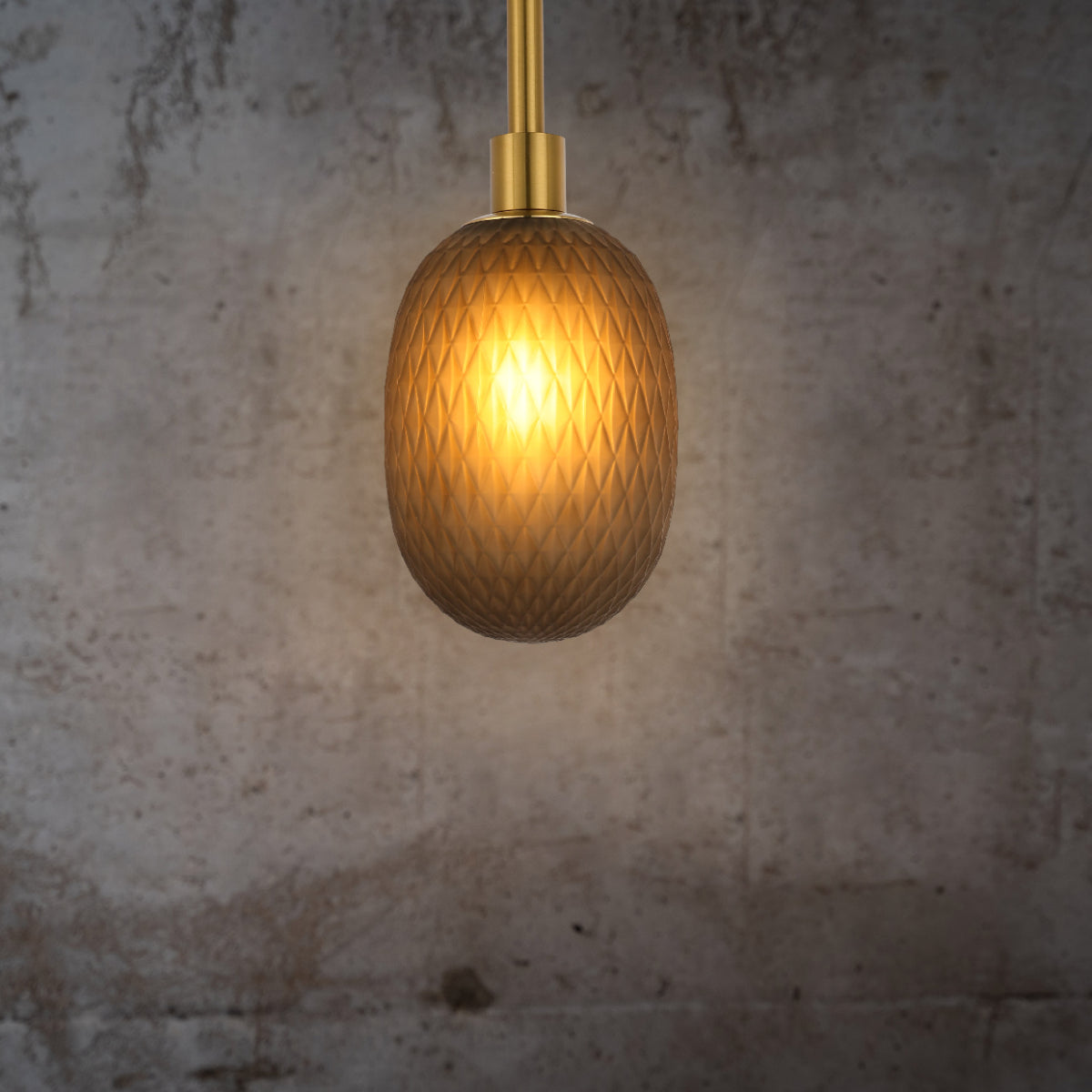 Luz colgante elipsoidal opalescente con detalles dorados, perfecta para comedores con estilo contemporáneo y elegante.