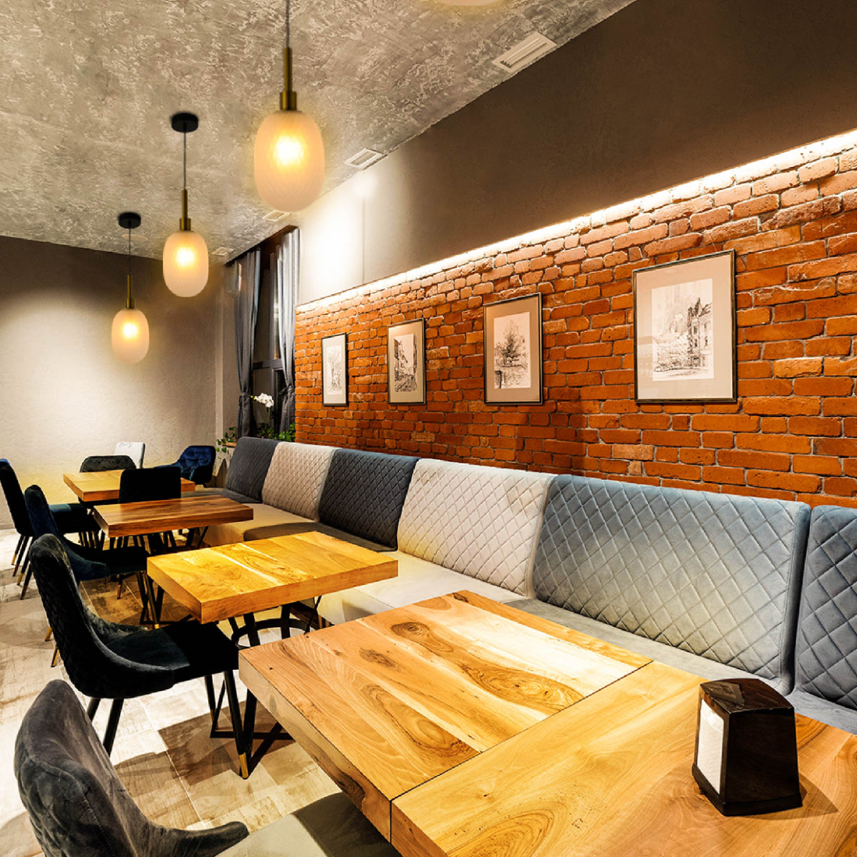 Lámpara colgante elipsoidal opalescente con detalles dorados, perfecta para comedores en ambientes elegantes y contemporáneos.