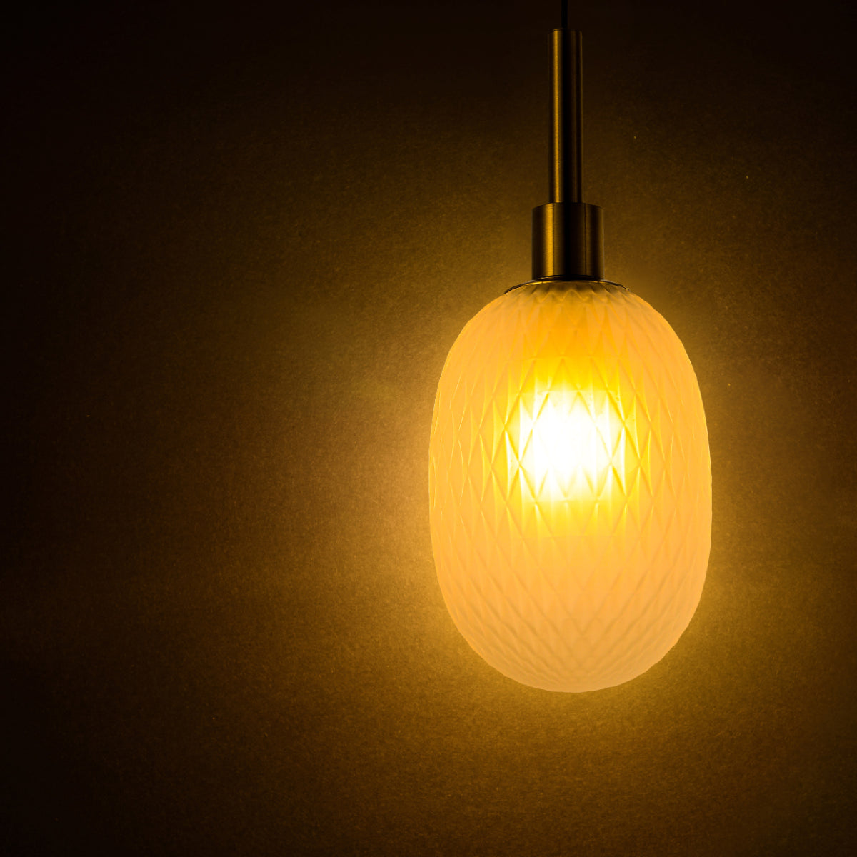 Luz colgante elipsoidal opalescente con detalles en oro, ideal para comedores modernos y elegantes.