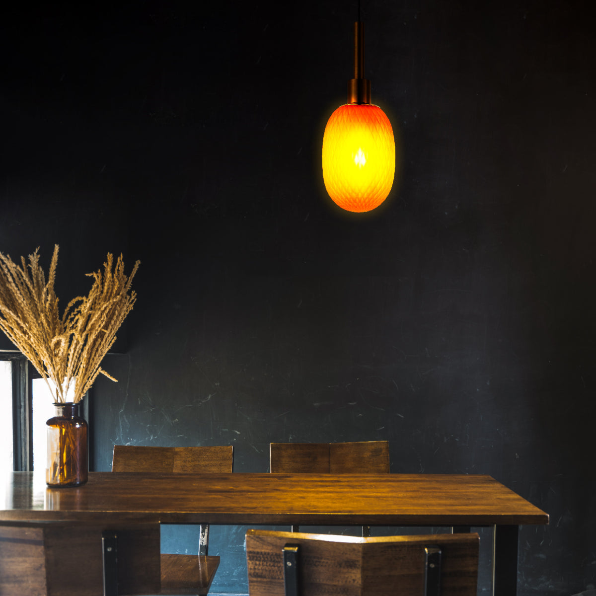Lámpara colgante elipsoidal opalescente con detalles dorados, perfecta para decoraciones modernas en comedores elegantes.
