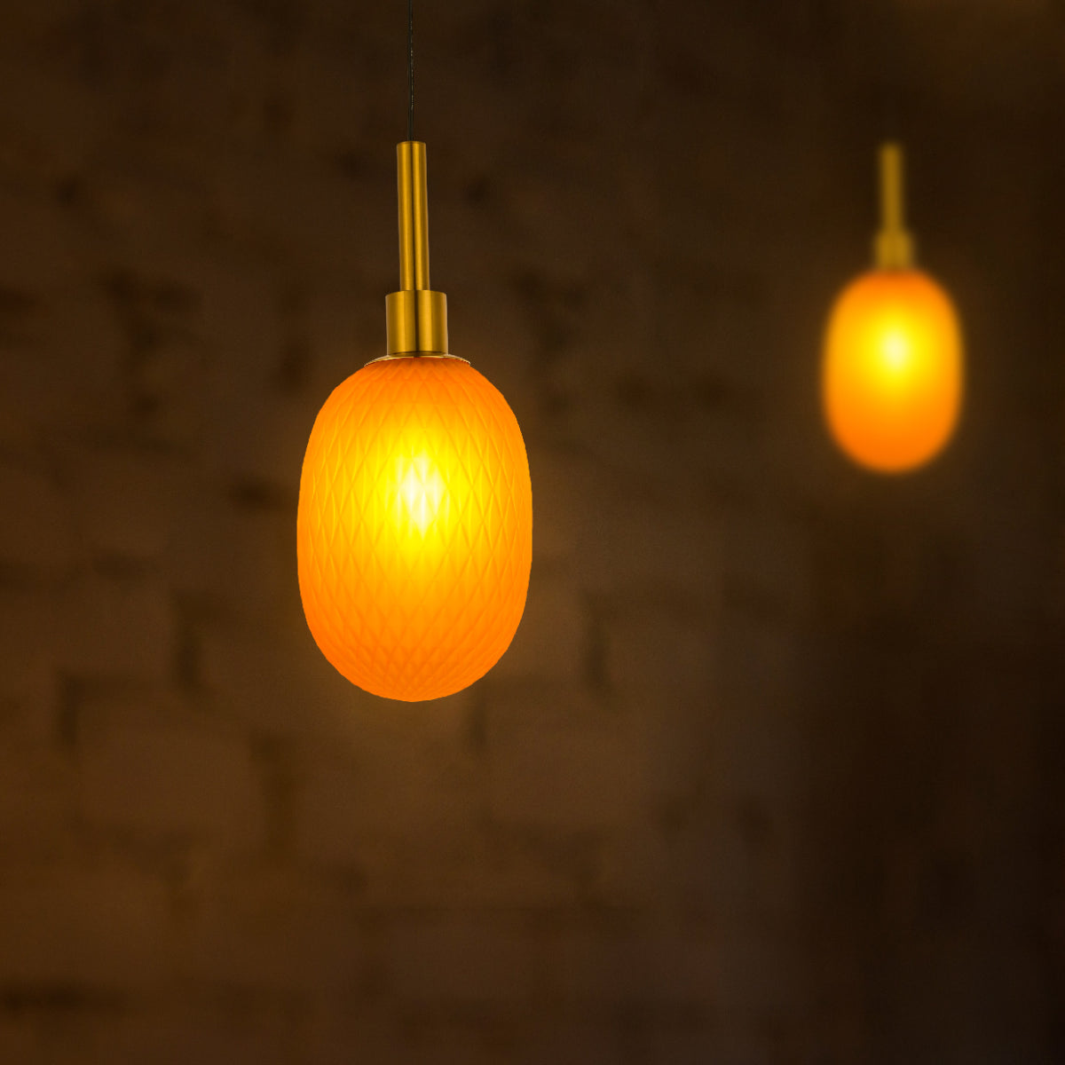 Luz colgante elipsoide opalescente con detalles dorados, ideal para comedores de estilo contemporáneo.