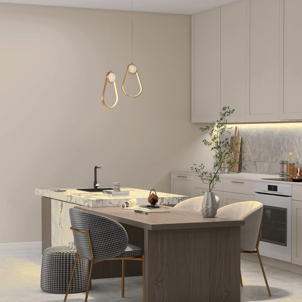 Lámpara colgante LED en forma de luna con acabado en oro, ideal para salones modernos y decoraciones elegantes.