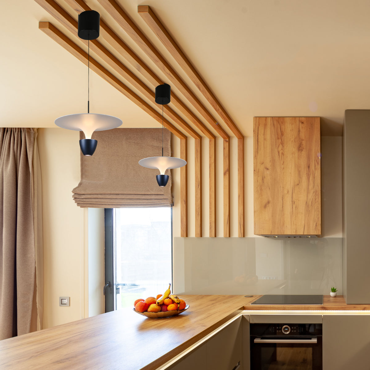 Luz colgante de estilo rústico con diseño de fuente, ideal para comedores acogedores y decoración tradicional.