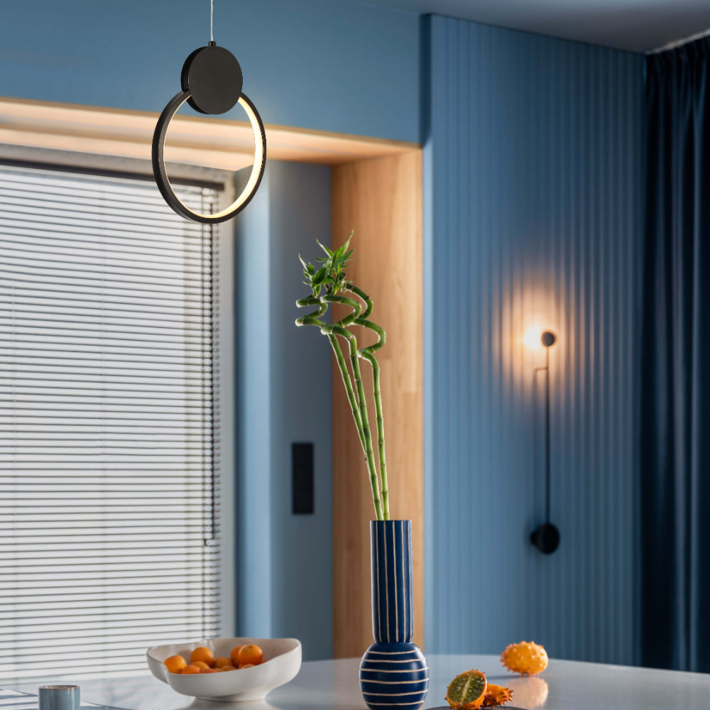 Lámpara de colgar LED moderna y nórdica, ideal para dormitorios con decoración contemporánea, destacando su diseño en anillo negro.