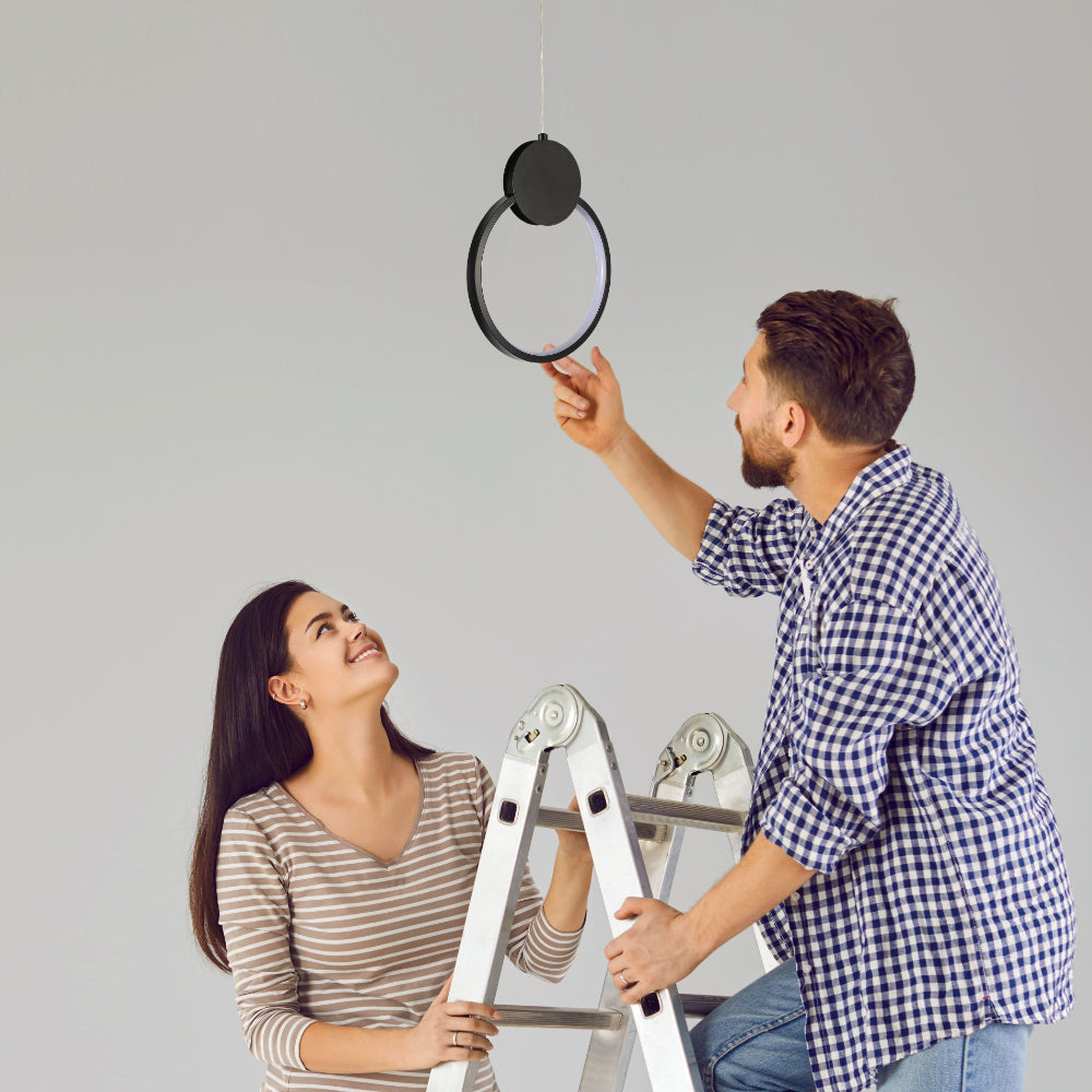 Luz colgante LED moderna en forma de anillo, perfecta para dormitorios con decoración nórdica, destacando su versatilidad y estilo elegante.