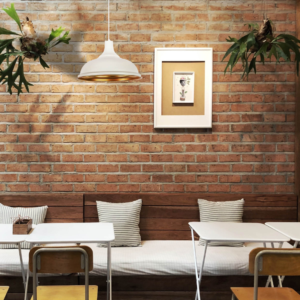 Lámpara colgante moderna de metal en variados tonos, perfecta para comedores con estilo contemporáneo.