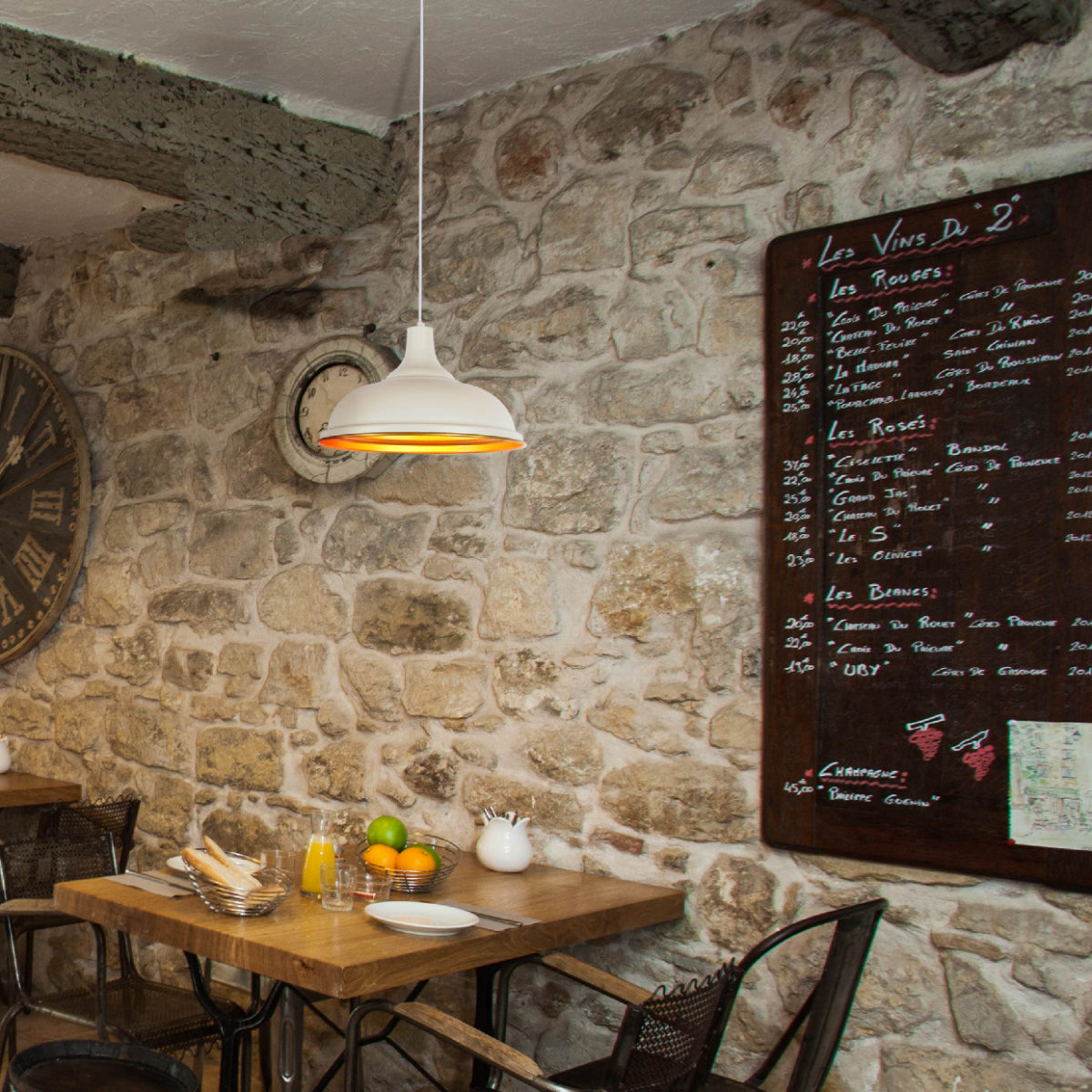 Luz colgante moderna de metal, ideal para espacios contemporáneos, combinando estilo y funcionalidad en comedores elegantes.