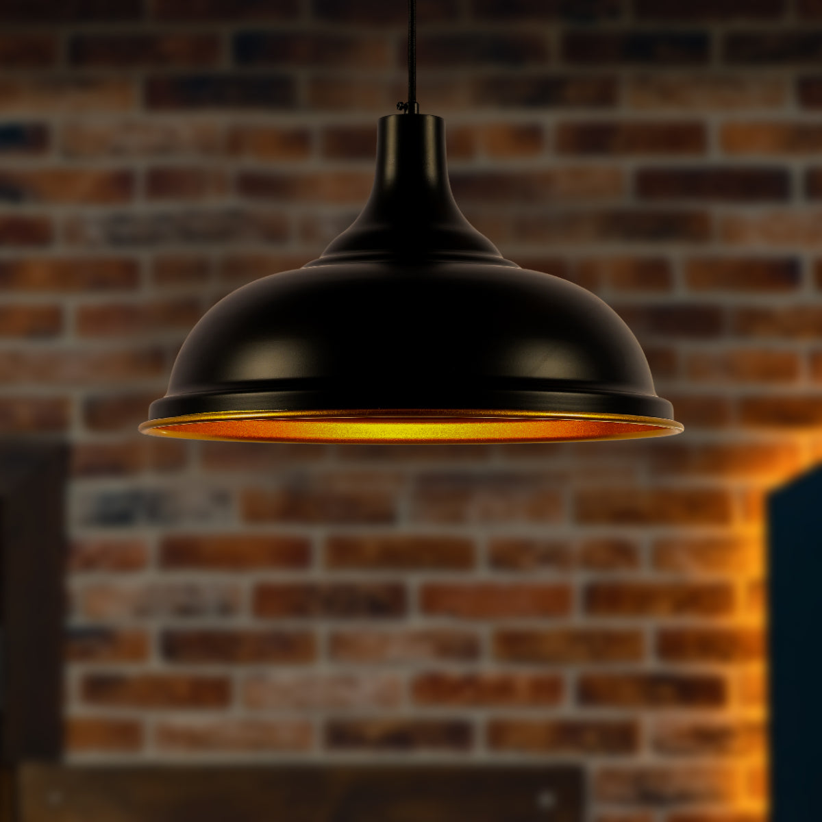 Lámpara de colgar moderna con pantalla metálica, ideal para cocinas contemporáneas y comedores con un estilo vanguardista.