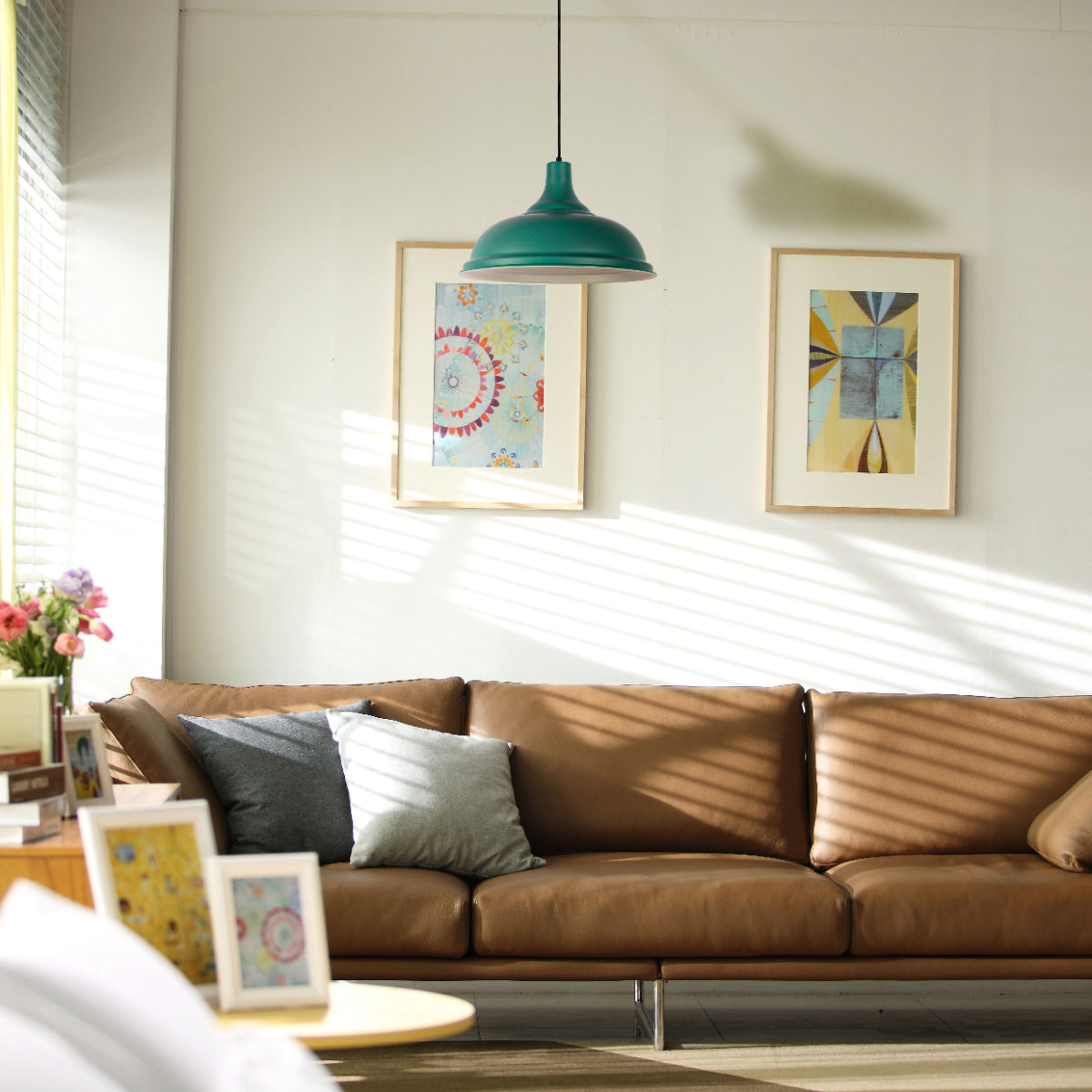 Luz colgante moderna de 38 cm con pantalla metálica, ideal para comedores de estilo contemporáneo, ofreciendo un toque elegante.