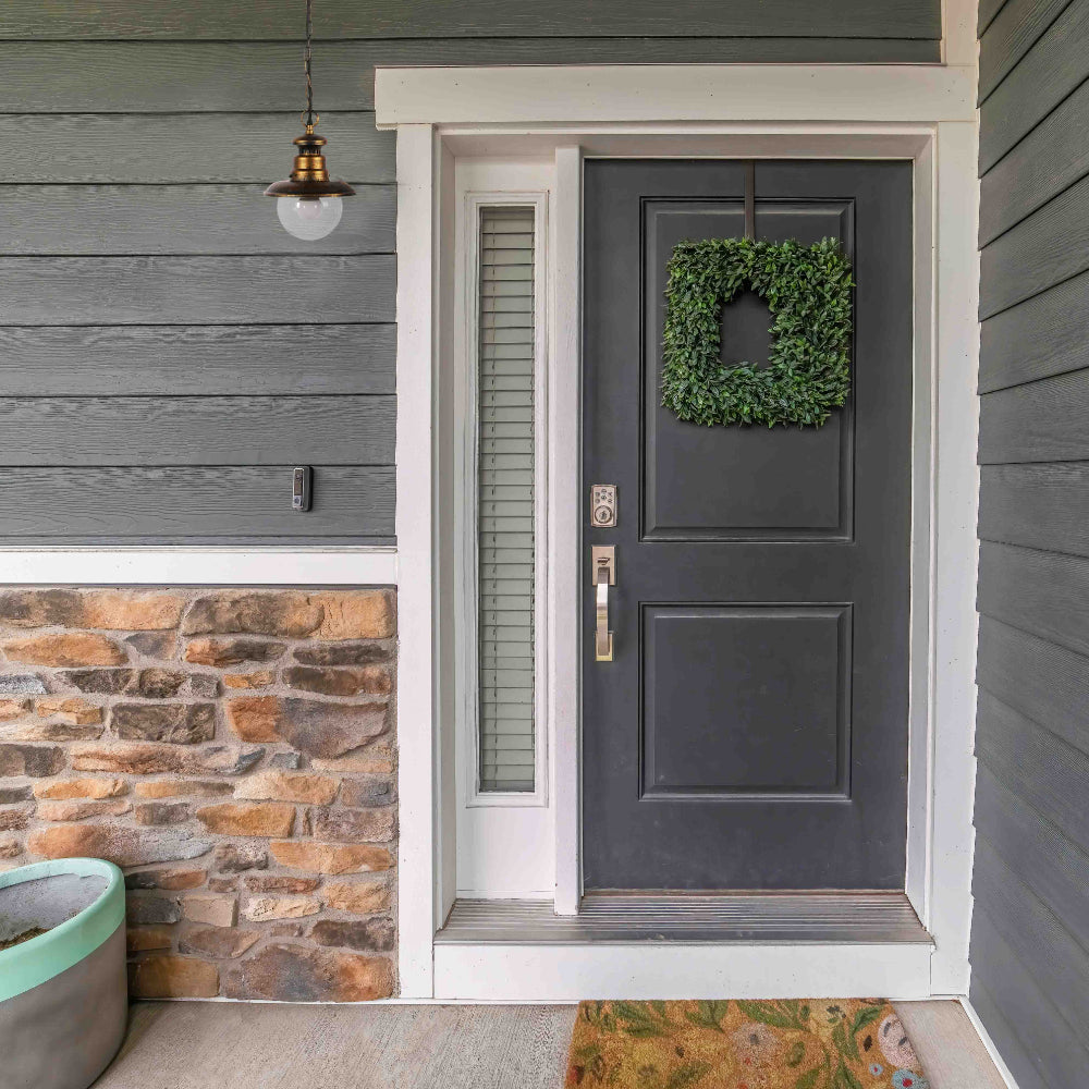 Lámpara colgante exterior de diseño elegante, ideal para patios modernos, con acabado negro y detalles dorados en estilo contemporáneo.