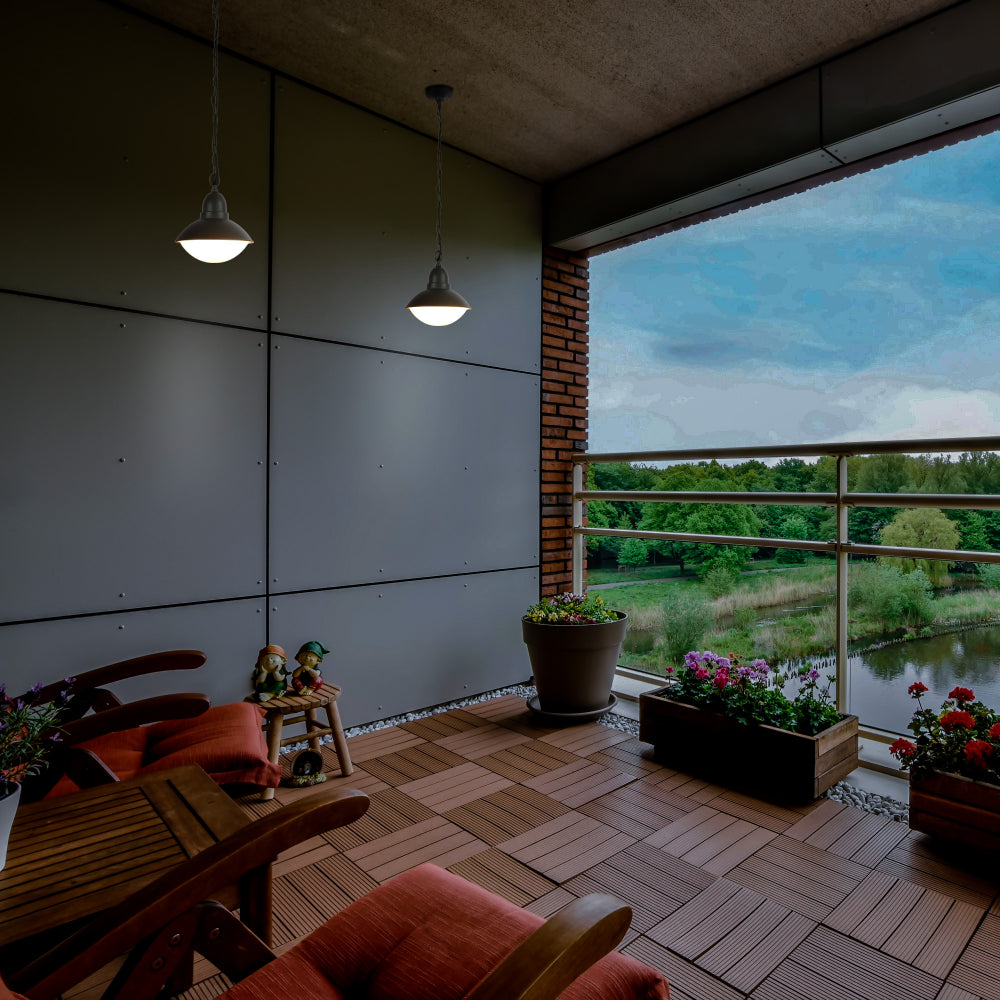 Lámpara colgante exterior de diseño moderno en gris oscuro, perfecta para patios y terrazas con decoración contemporánea.