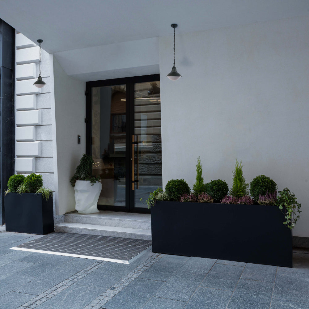 Lámpara colgante exterior en gris oscuro, perfecta para patios modernos y decoraciones al aire libre elegantes.