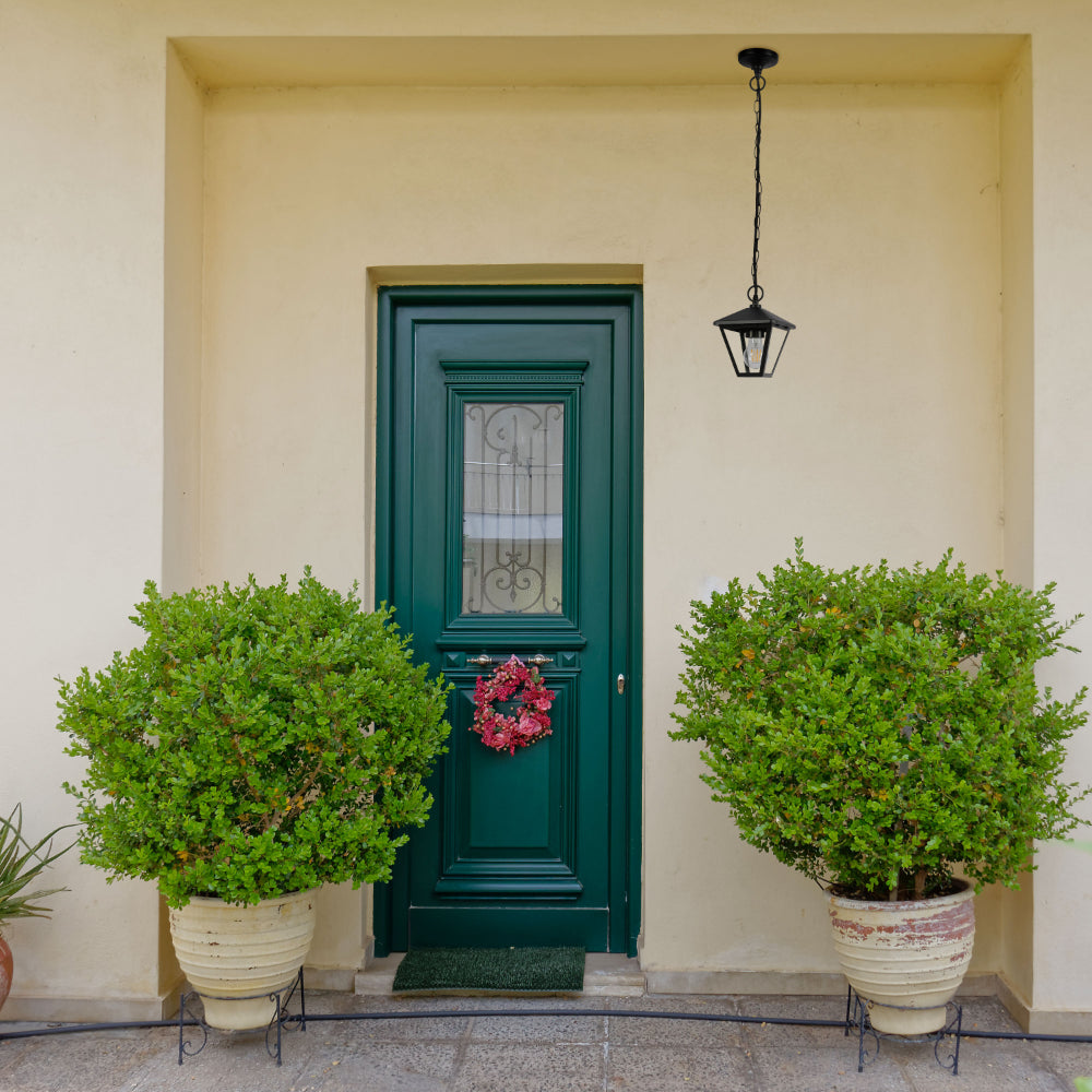 Lámpara colgante negra de exterior, ideal para patios con estilo moderno y acogedor, perfecta para iluminar cenas al aire libre.