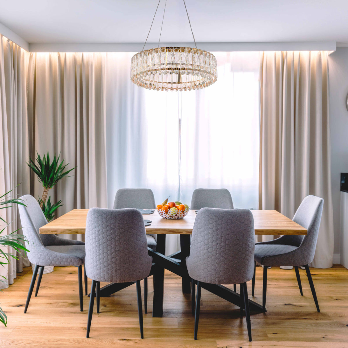 Lámpara colgante de cristal dorado en un salón moderno, ideal para añadir un toque elegante y sofisticado a la decoración.